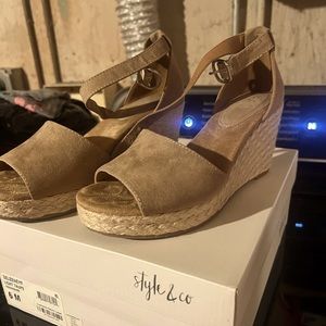 Like new nude slippers